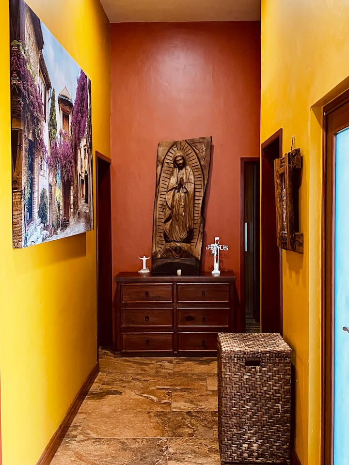 Ჩვენი ღვთისმშობელი გვადალუპედან მექსიკელი ხელოსნების მიერ კედარის ხის ერთ ნაჭერად იქცა. 