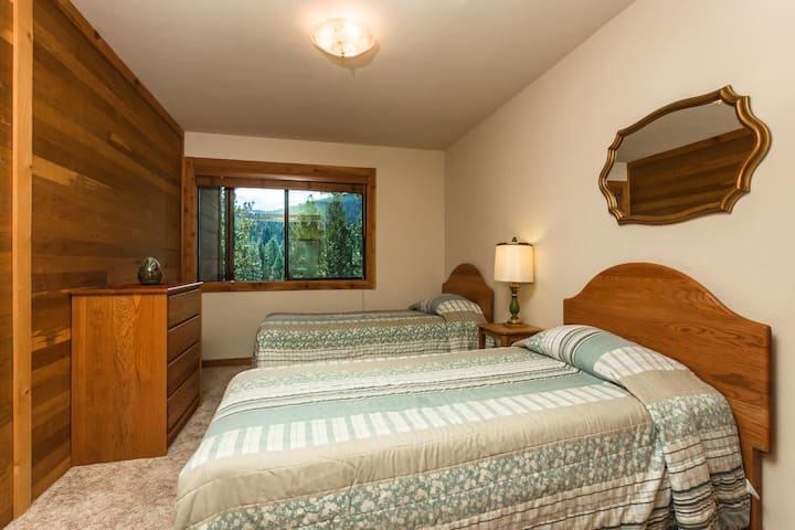 Dormitorio 2.  Solitario de los dormitorios individuales, dos camas individuales.  Desde la ventana se pueden ver las montañas y las laderas.