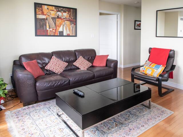 Stunning 2 Bedroom Condo near Shops and Subway gallery image 2