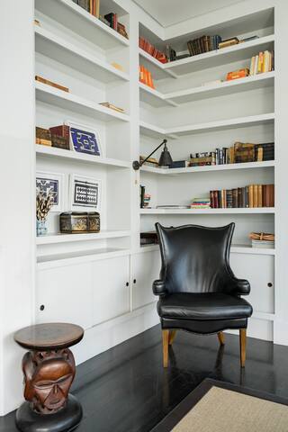 Chic Architectural House Perched on a City Bowl Hillside gallery image 5