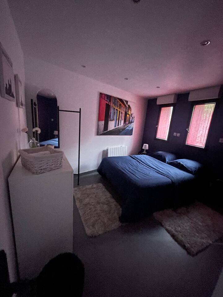 The bedroom is equipped with a mirror with a small order and small touches that can troubleshoot. 