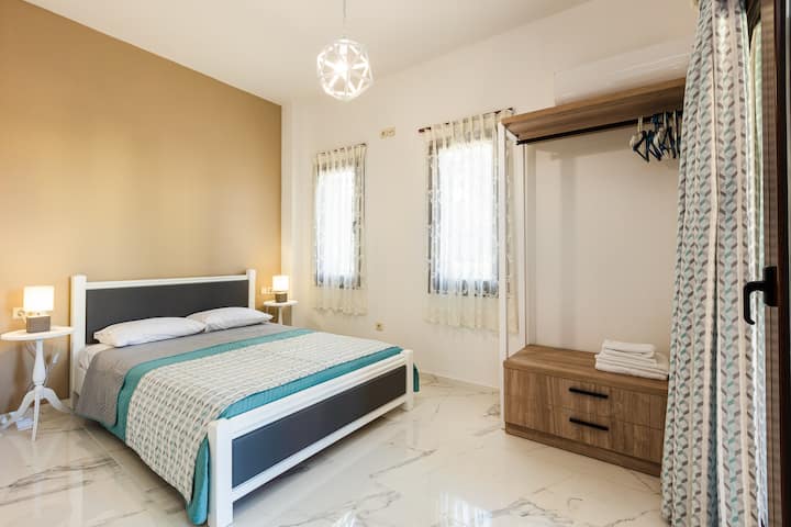 Bedroom with a double bed (1,55 x 2,00) 