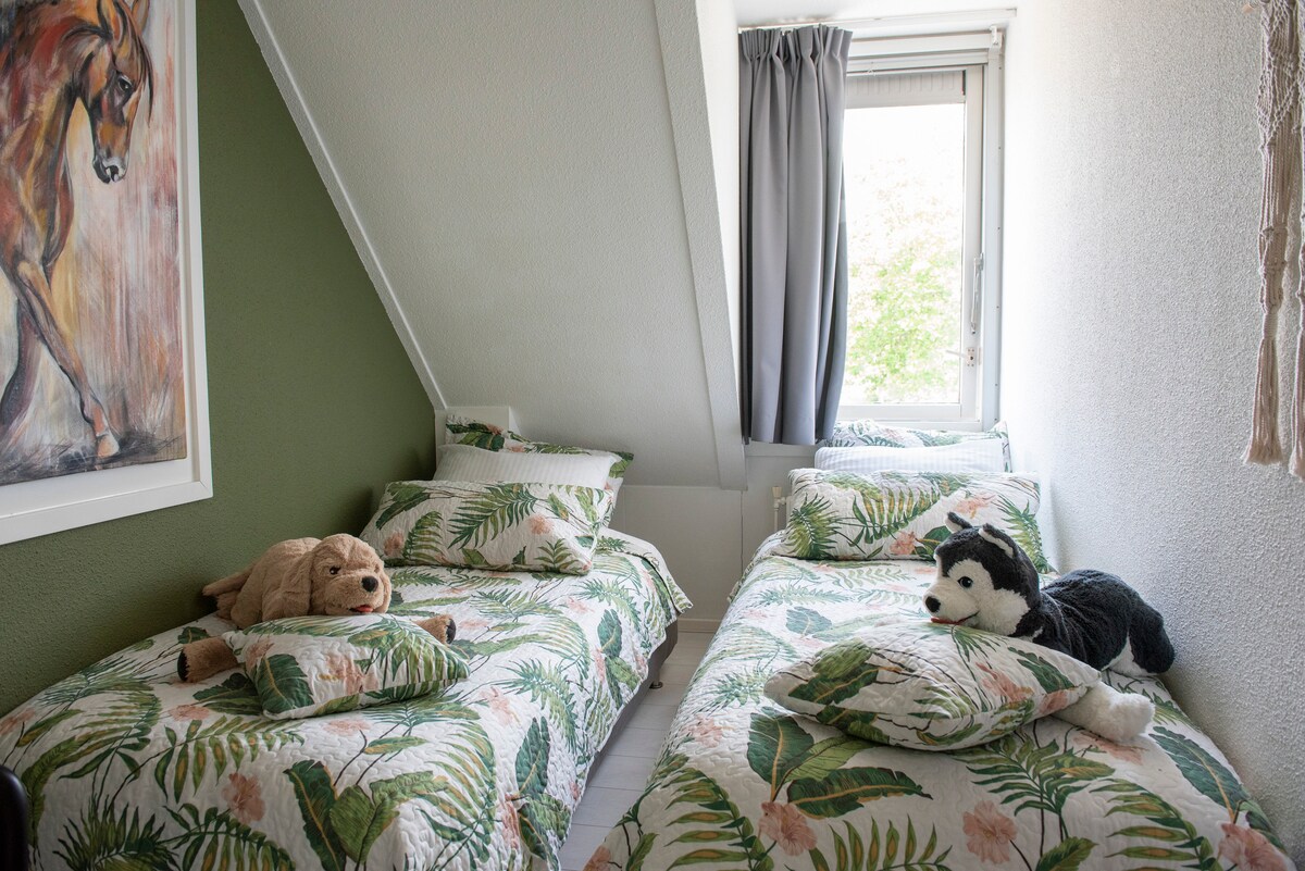 Habitación 2: 2 con dos camas individuales.