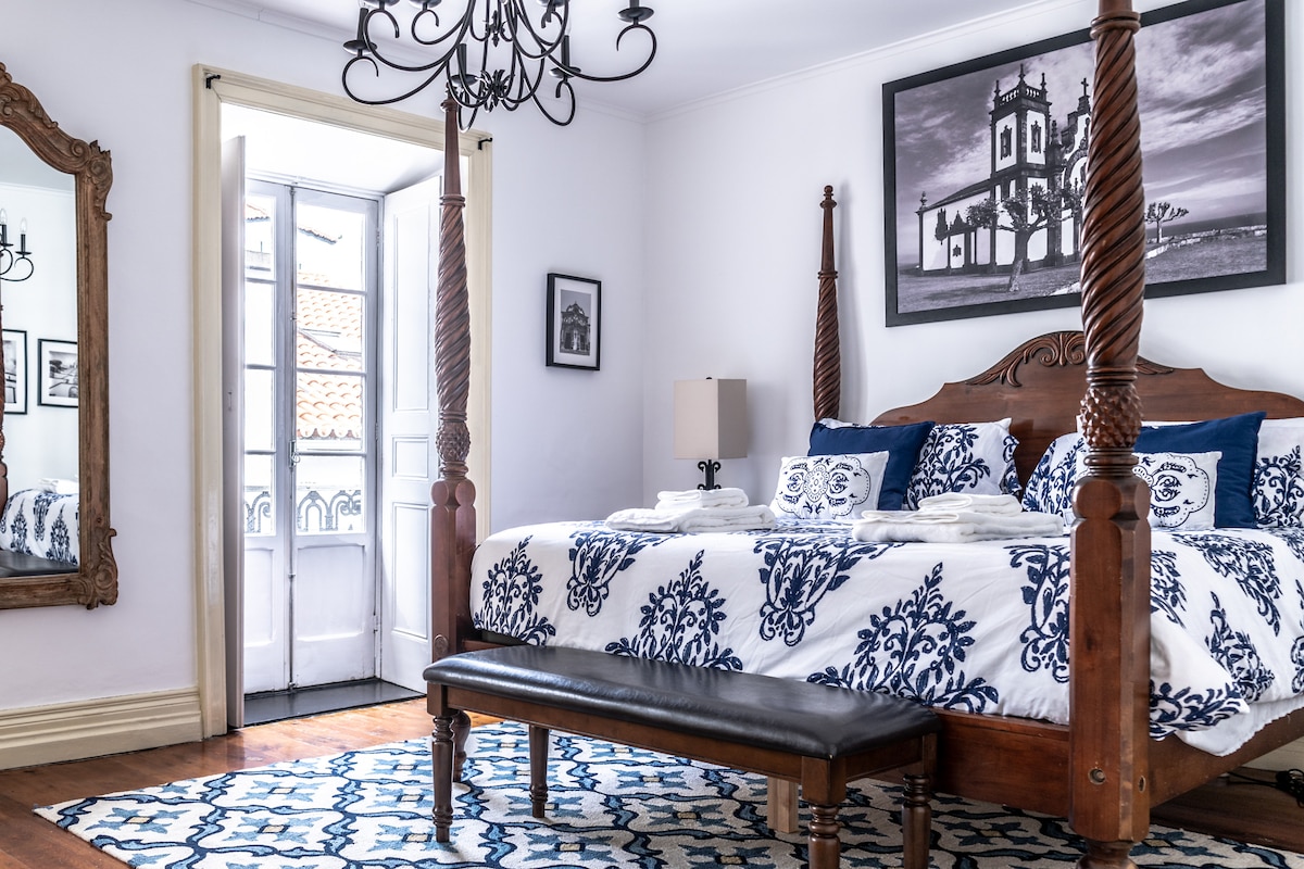 Dormitorio con cama King 