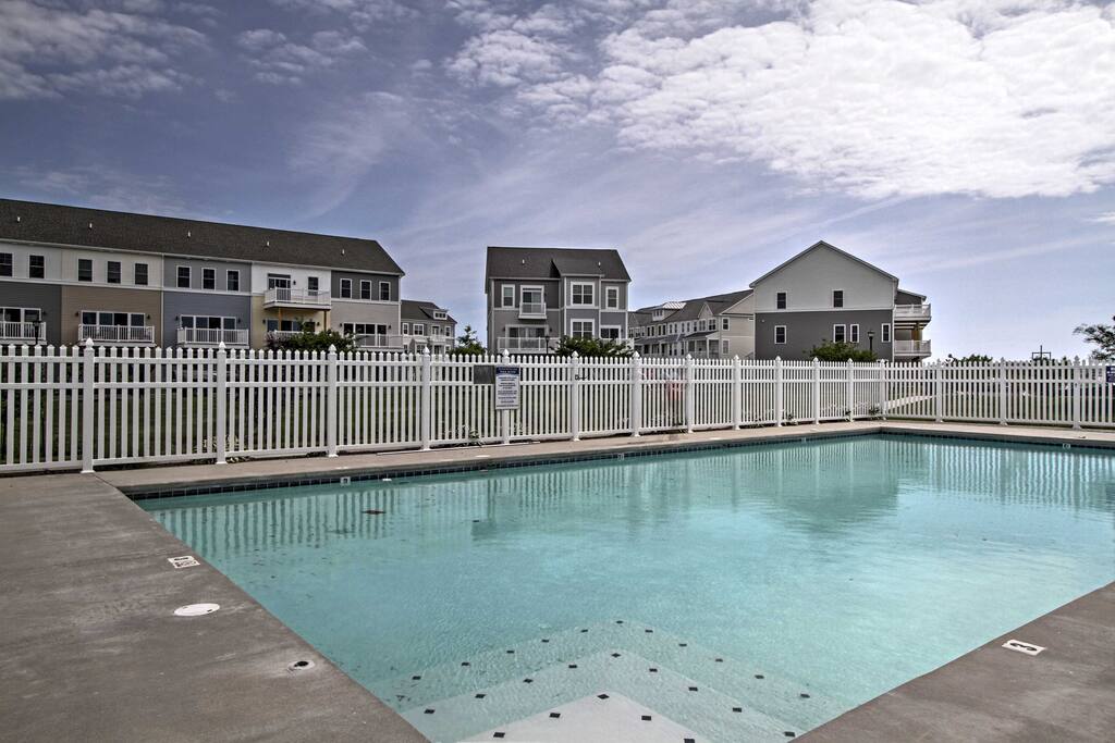 Take advantage of the community amenities, including a pool, marina, fitness center and dock.