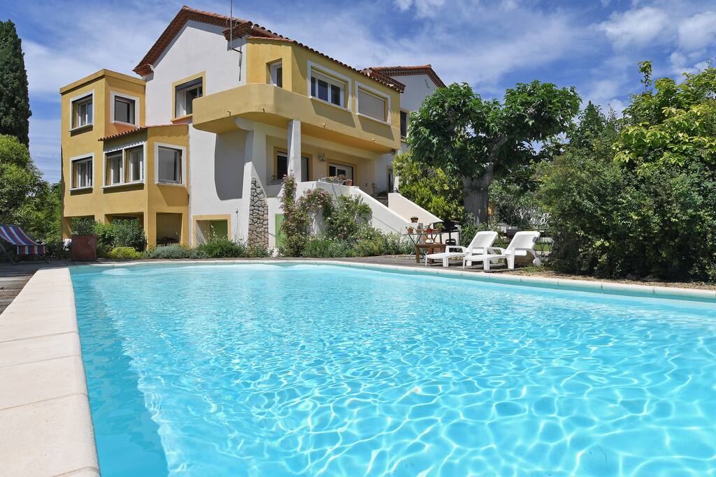 la maison orientée plein sud donnant sur la piscine