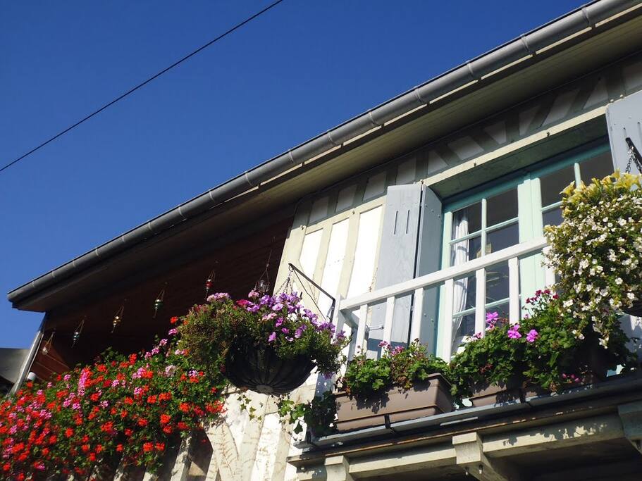 La maison, deux étages, avec balcons.