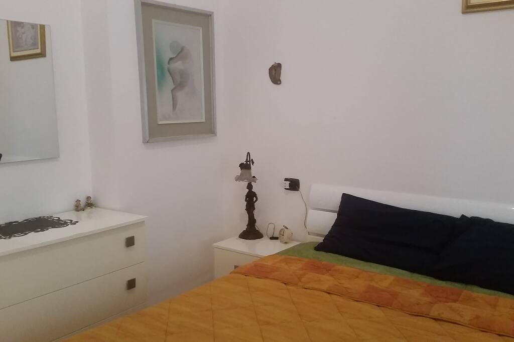 Gli angoli della camera da letto matrimoniale. Arredamento moderno con qualche dettaglio dal passato!