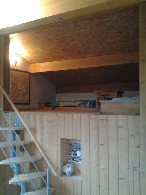 Coin refuge dans la même pièce avec un lit double et un simple.