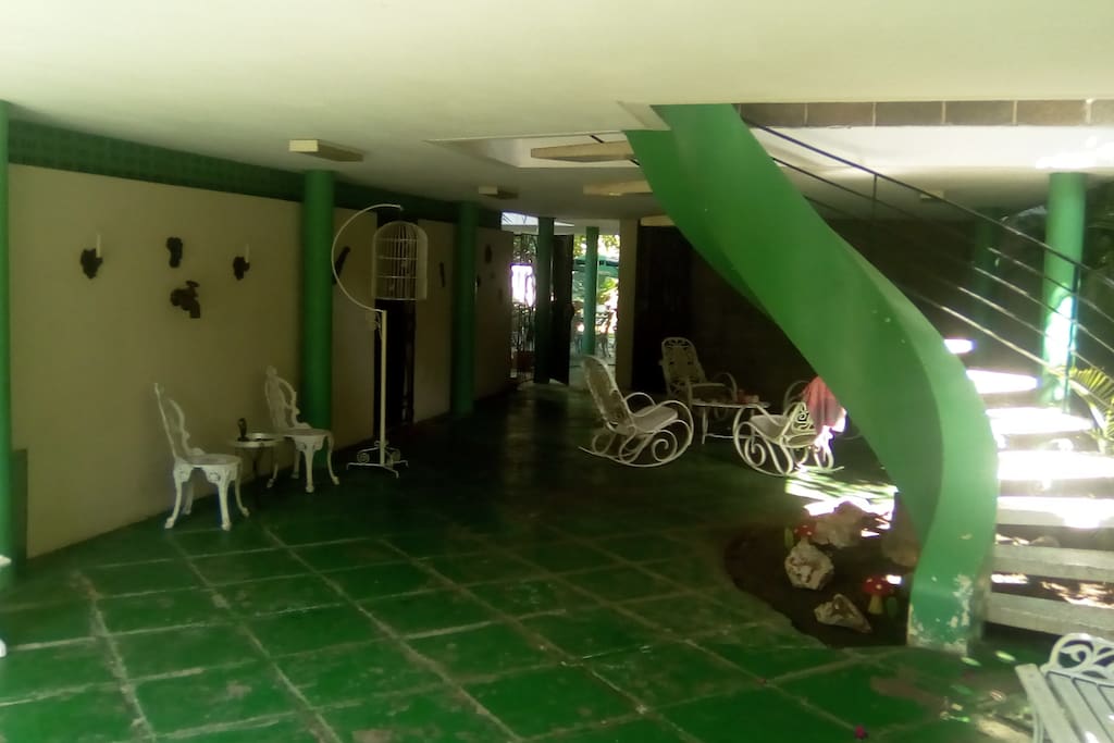 aparcamiento y entrada