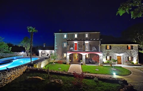 Successful Airbnb property: Villa FOTOGRAFICA 6 bedroom lux Vila and Resort in Ripenda Verbanci