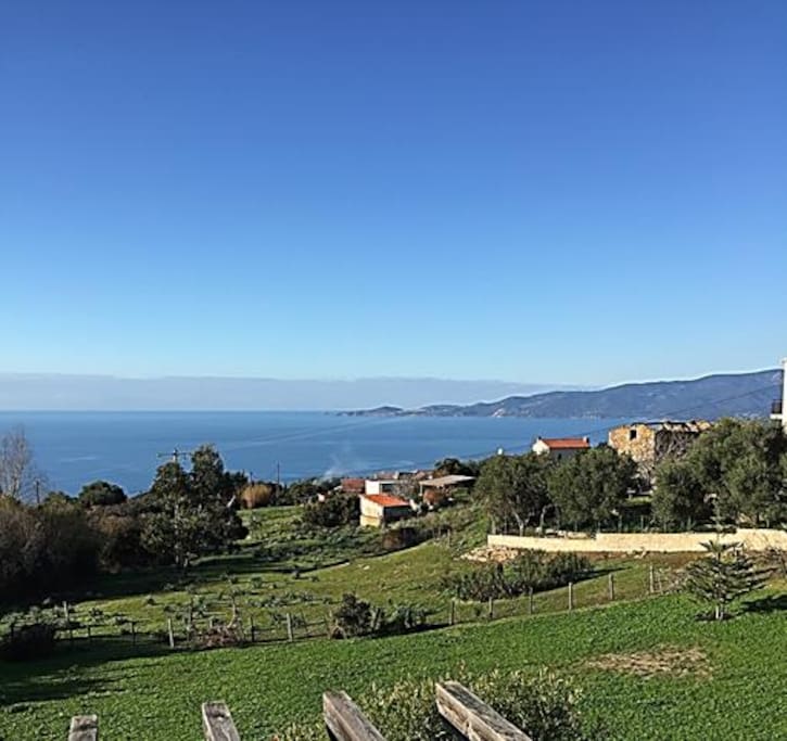 Vue panoramique sur mer et montagnes