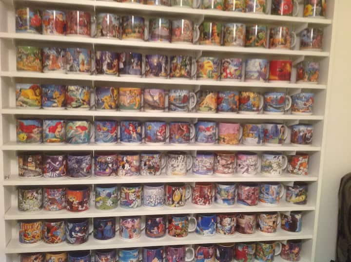 Es heißt Disney Room, weil ich dort meine Tassensammlung mit 268 Disney Tassen habe.