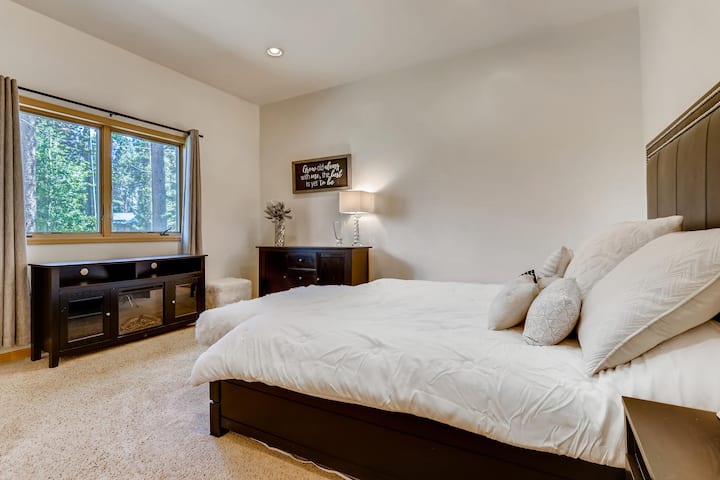 Dormitorio principal con cama tamaño king y suite de baño
