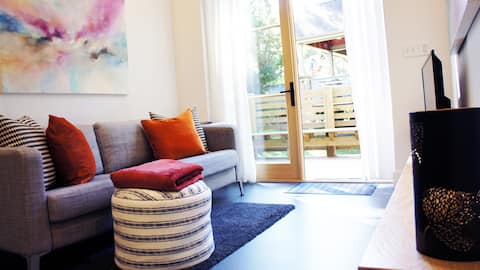 Town & Tree: Modern Hideaway walk to Downtown