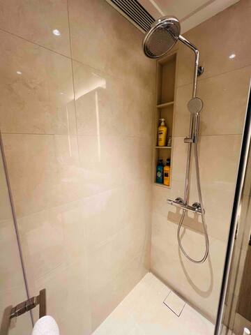 海洋公园地铁旁全新豪华两房三床6人公寓可做饭烘干洗衣服 gallery image 5