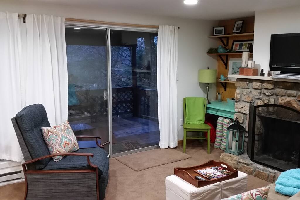 Living room, with deck and access to slopes