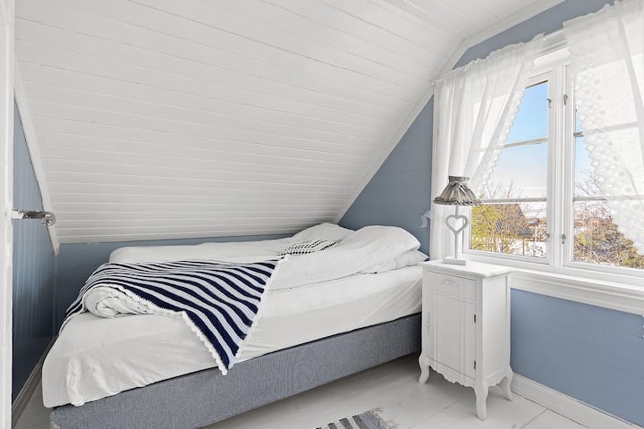 其中一间卧室。标准双人床。 注：可通过第一间卧室的房间进入。