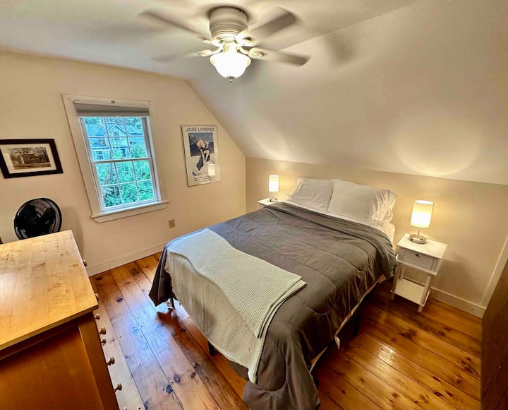 Cama queen en el dormitorio de arriba.