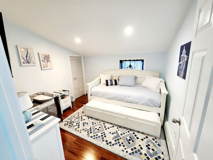 Chambre au 2e étage
* Lit gigogne avec 2 lits jumeaux,  
* Télévision Roku à écran plat de 40pouces. Netflix,Sling TV, Disney+
* Cintres *
Lit pour bébé/packNplay de voyage avec draps, couverture pour tout-petit et animaux en peluche