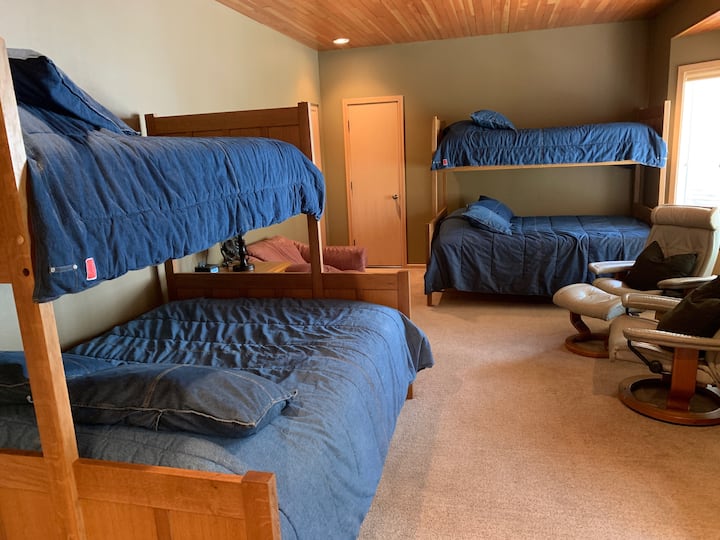 2nd floor bunk room, with 2 queen and 2 full beds, and seating area. 