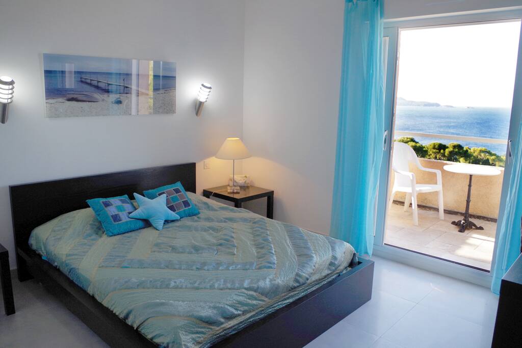 Chambre lumineuse avec accès direct sur la terrasse.