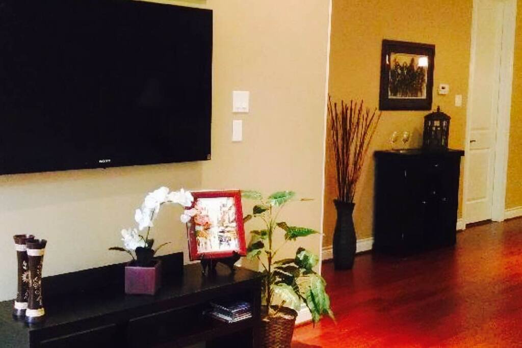 Comfortable living area w/ 65 IN Samsung LED