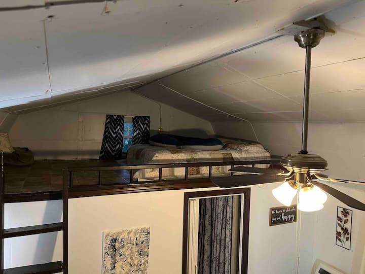 ห้องใต้หลังคาพร้อมเตียงเต็มรูปแบบ