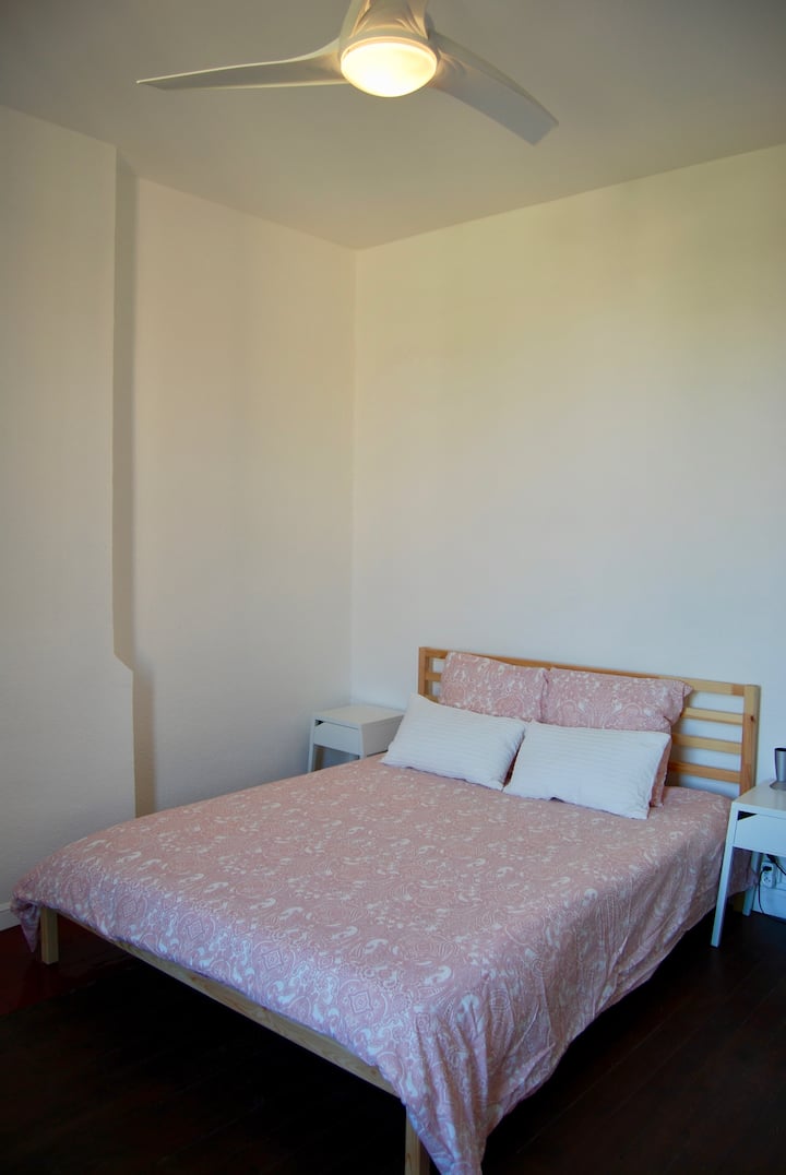 Dormitorio 1 (16 m2): estirarse en la cama tamaño queen de 160 cm.  Hay mucho espacio para desempacar y colgar ropa.