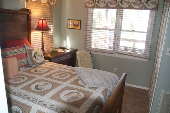 Spavaća soba „Riba”, bračni krevet/ pogled na jezero.