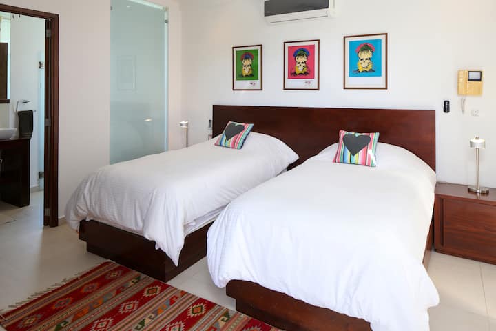 Საძინებელი 3 ერთადგილიანი ოთახით. Ტყუპი საწოლის ერთად მოთავსება შესაძლებელია დედოფლის დასამზადებლად.