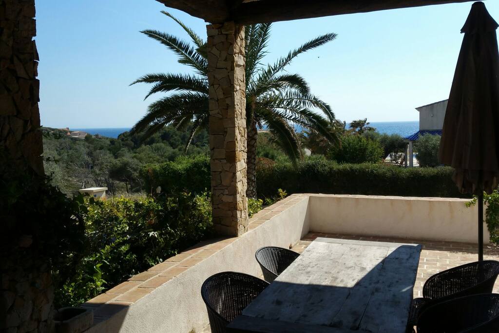 Coin repas sur la terrasse...