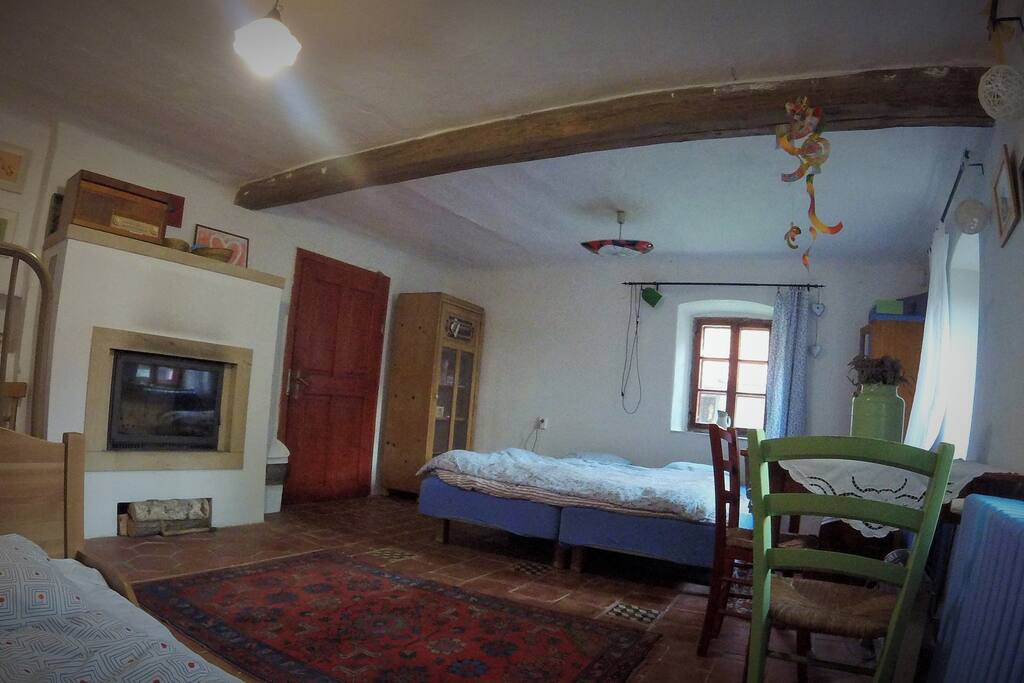 Hlavní místnost 4 postele/ main room with four beds