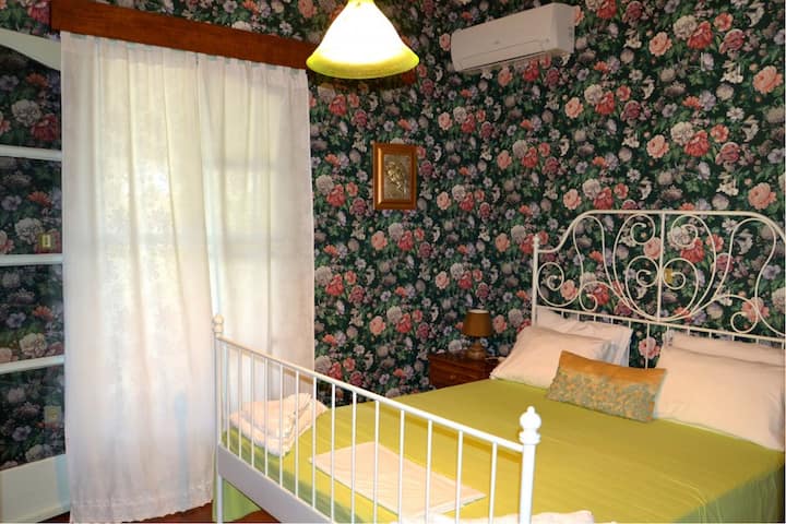 ห้องนอนใหญ่มีเตียงคู่ บังกะโล Kefalonia วันหยุดพักผ่อนในกรีซ