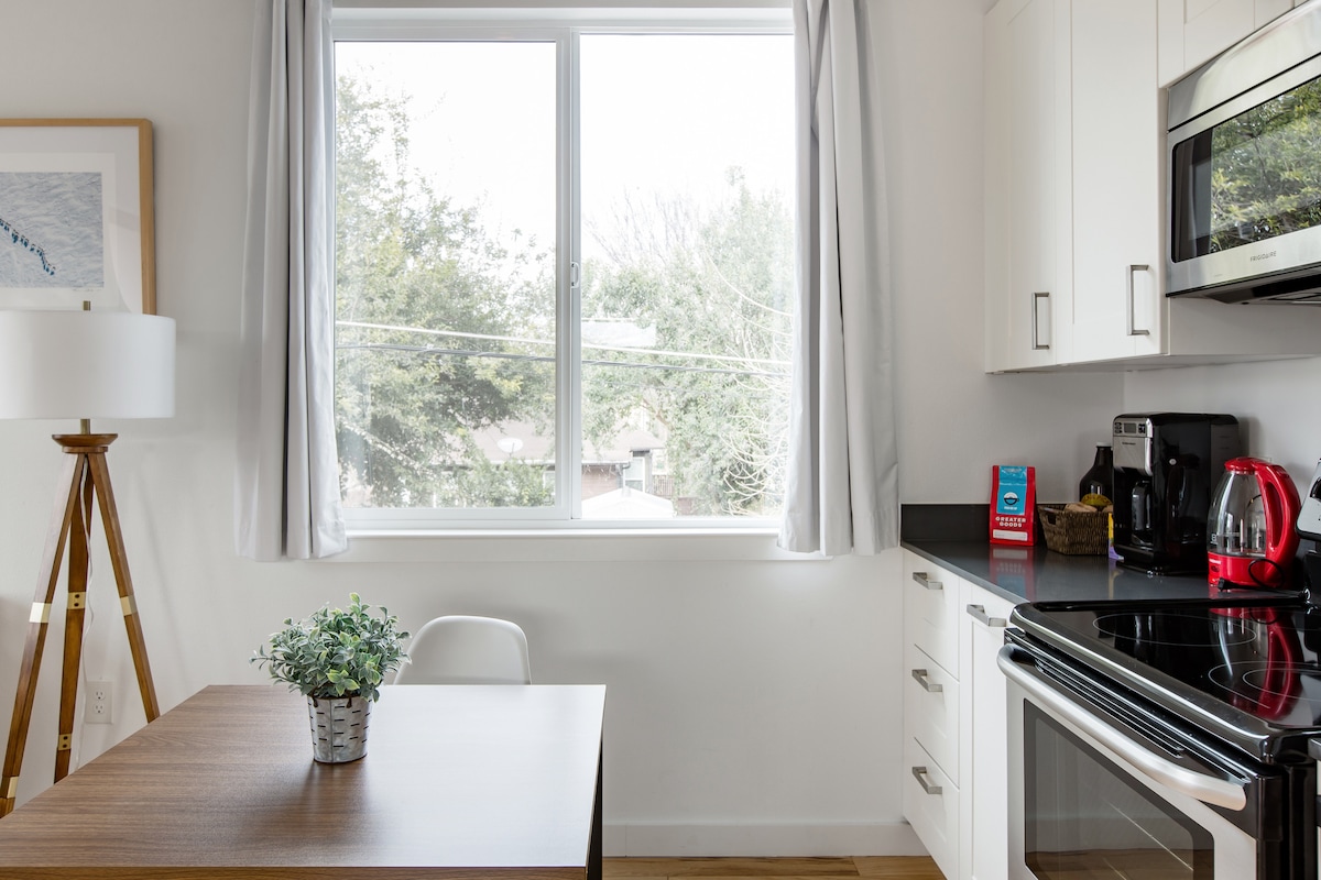 Bright-Lit Loft in the Trees, Minutes to Lake & Restaurants