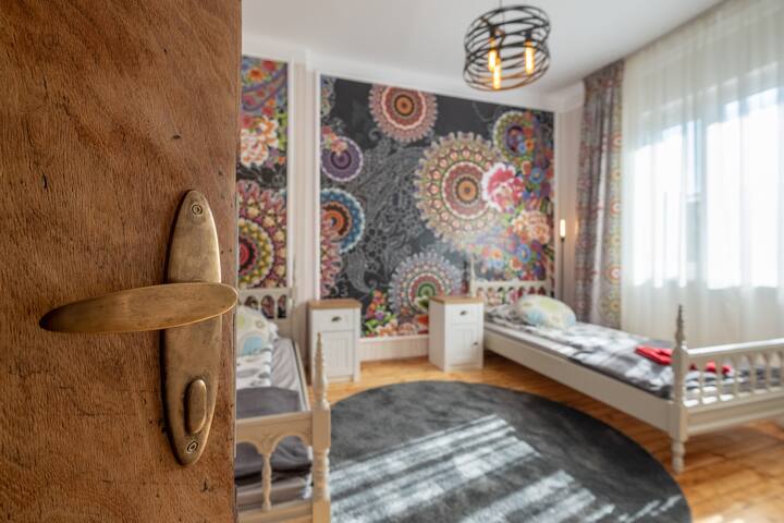 لمحة عن إحدى غرف النوم.