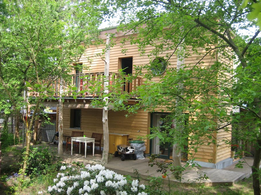 Unser Haus liegt etwas versteckt, sehr ruhig, umgeben von vielen Bäumen und dennoch fußläufig zu Supermarkt und Strand.
