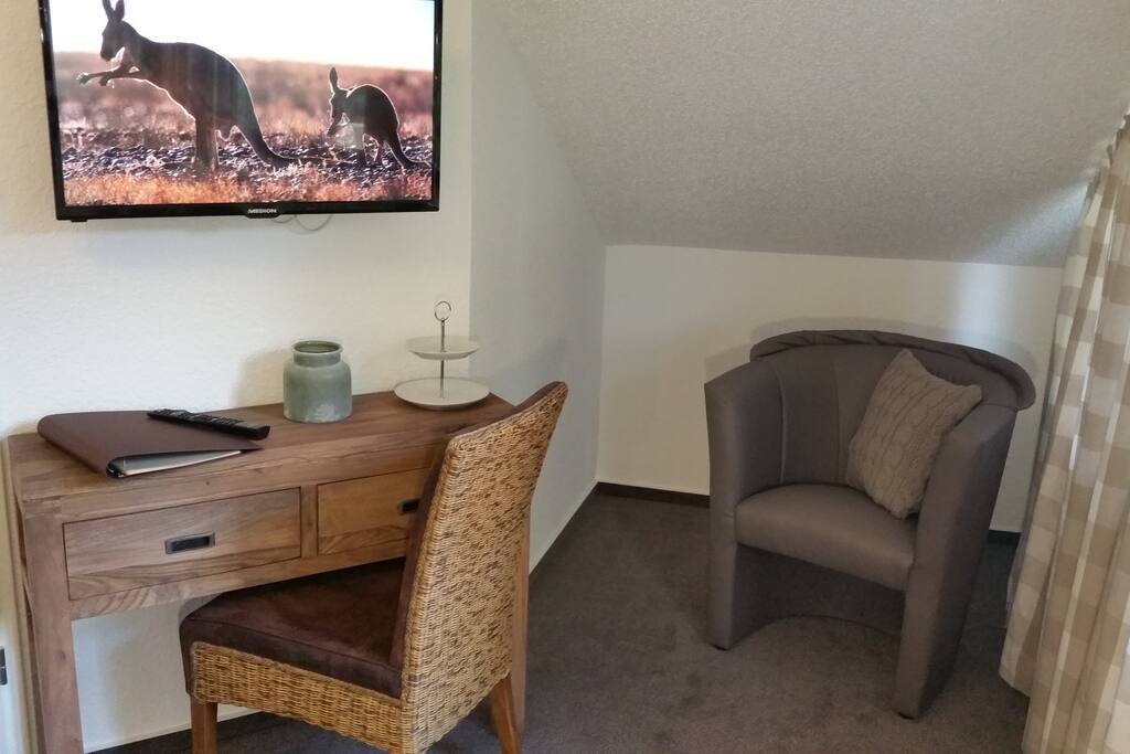 Schreibtisch mit Sitzecke und TV
