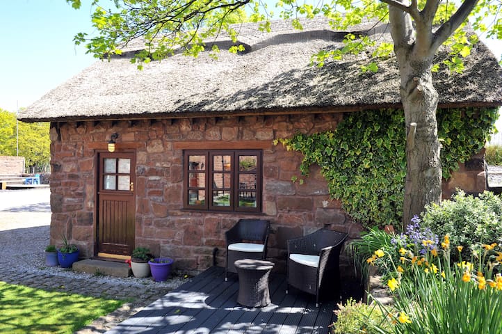 The Hayloft - Thatched cottage, Wirral Peninsula ...