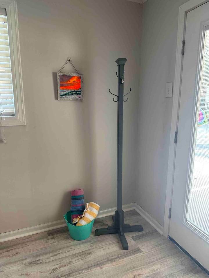 沙滩和泳池毛巾以及当地艺术品 