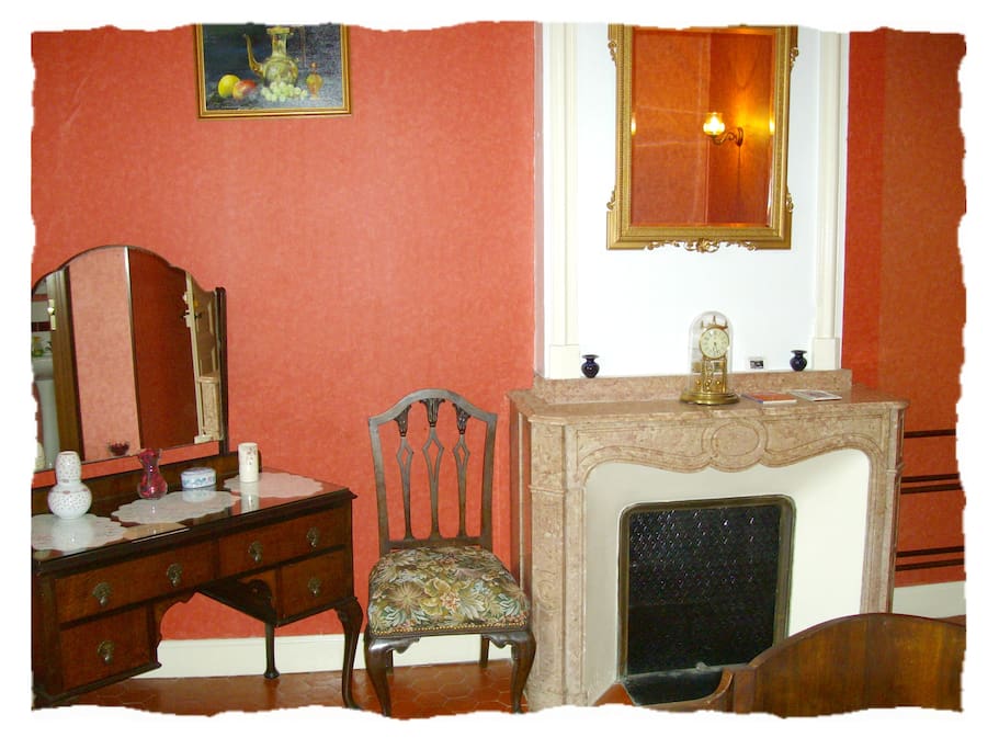 Burgundy Room 2
