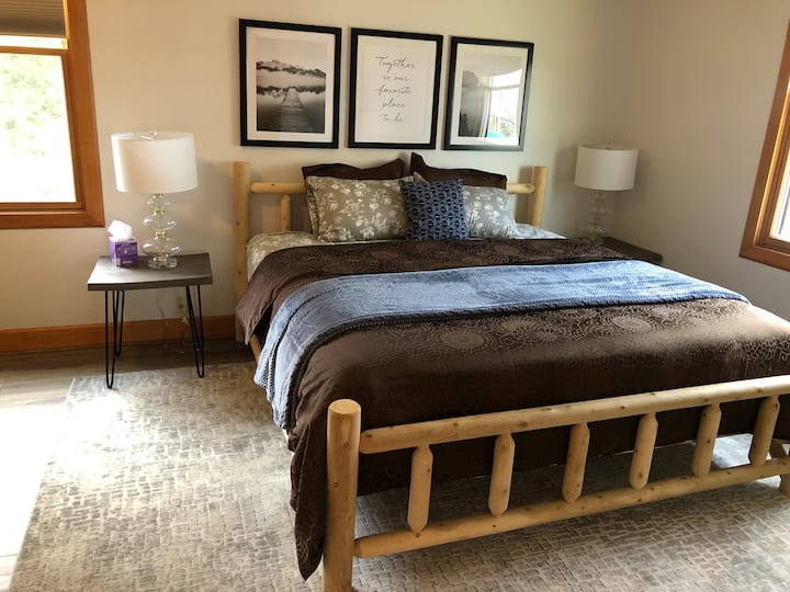 Habitación principal en la planta superior. Cama tamaño king y pequeña sala de estar. Baño contiguo. 