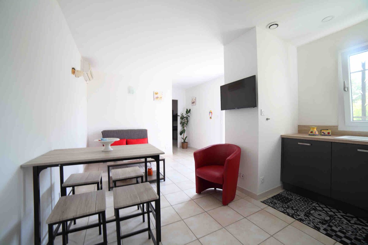 Top performing Airbnb: Charming cottage in Provence – swimming pool in Carpentras