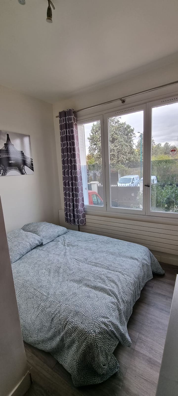 Popular Airbnb listing: charming comfortable studette in Gennevilliers