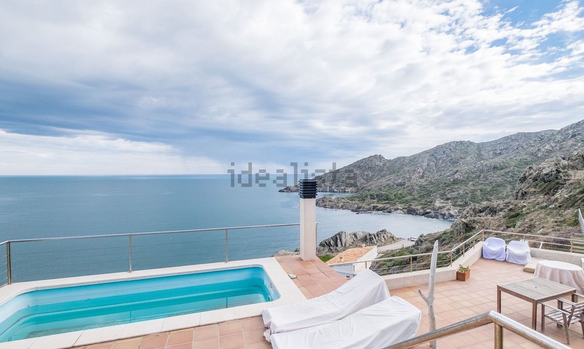 Annonce Airbnb populaire: Heavenly oceanfront views. à El Port De La Selva