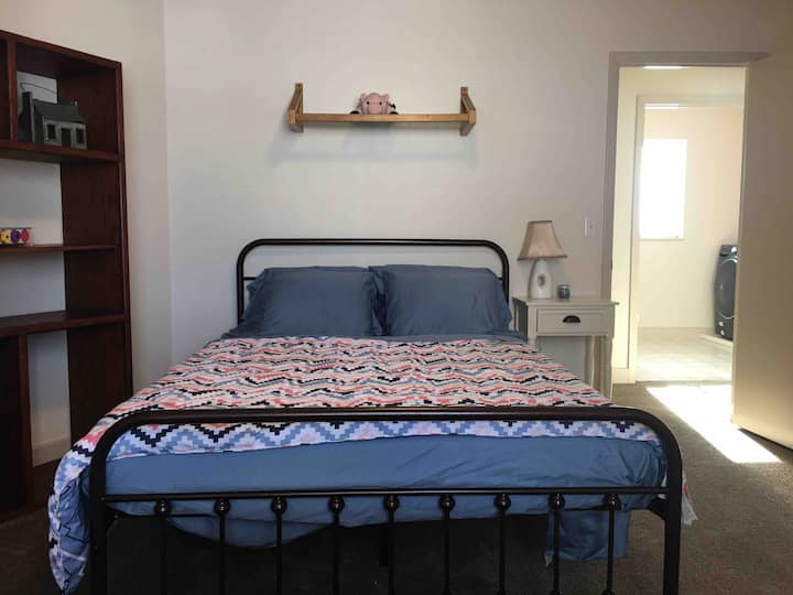 1 ใน 4 ห้องนอนชั้นบน ห้องนอนนี้มีเตียงควีนไซส์ที่สะดวกสบายและวิวที่ยอดเยี่ยม