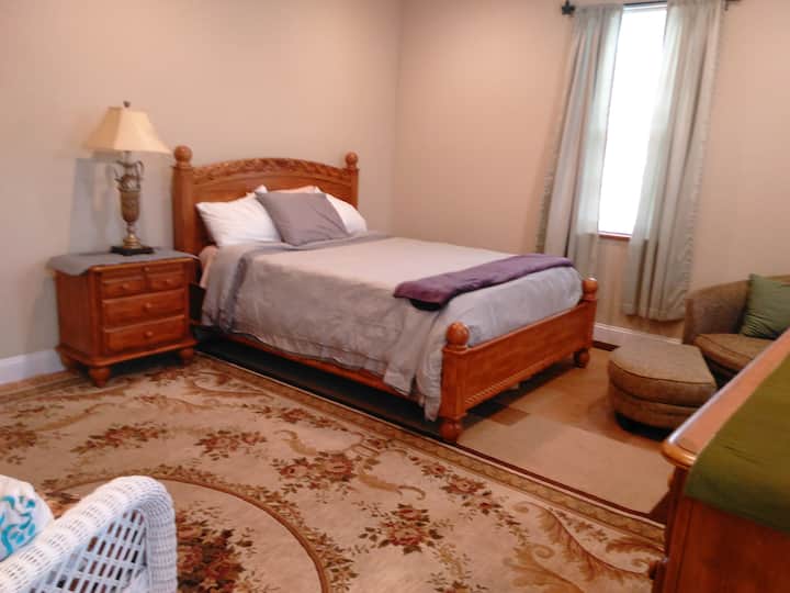 Dormitorio tamaño queen en el segundo piso.
