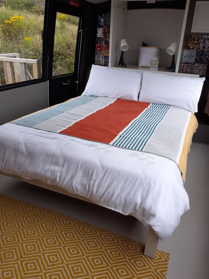 غرفة نوم مع مخرج خلفي