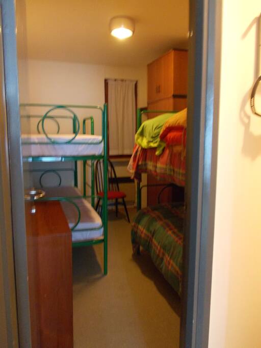 Camera da letto con 2 letti a castello.