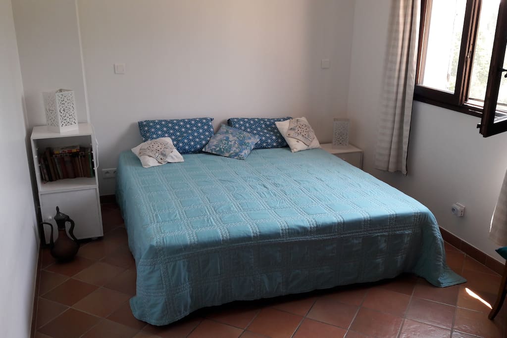 Chambre bleue coté piscine version King size bed